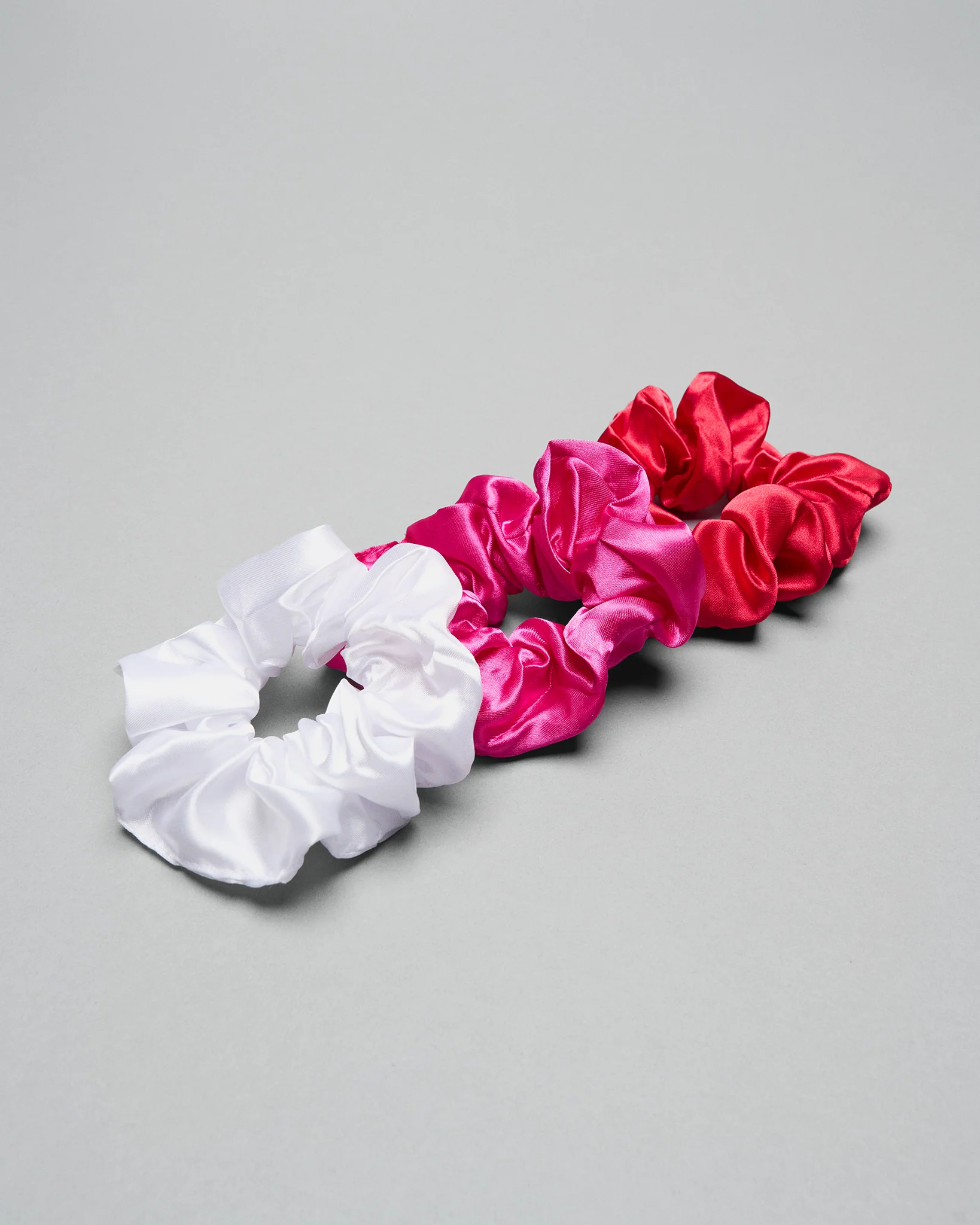 Sarah Hildebrandt 3-Pack Scrunchies - White/Pink/Red - Image 2